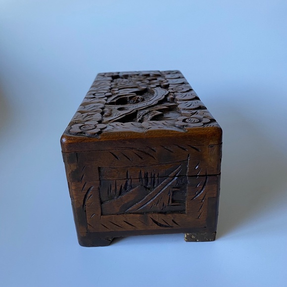 Vintage Wooden Trinket Box: Decorated with In-Relief Oriental Scenery Carvings - Picture 5 of 10